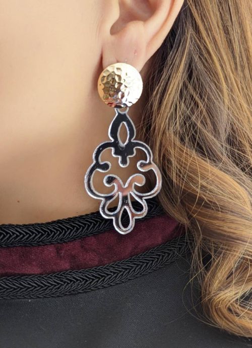 Aretes plateados.