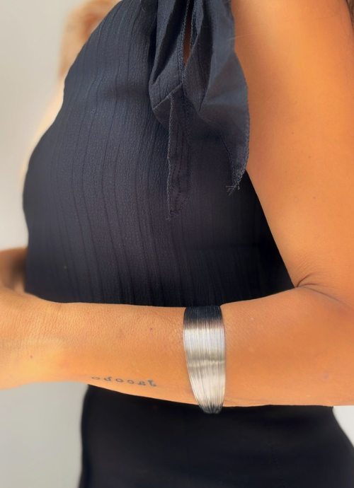 Brazalete plateado.