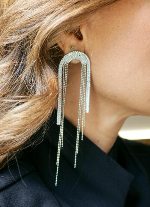 Arete brillo plateado.