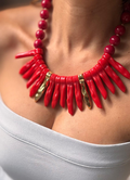 Collar rojo maxi.