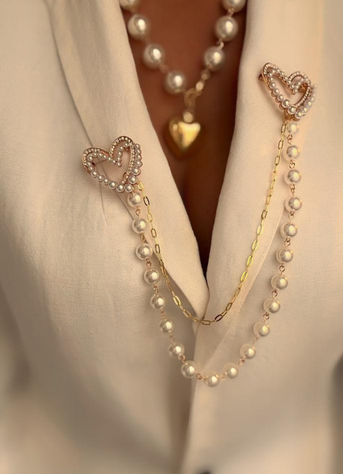 Prendedor corazón dorado.