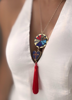 Collar borla roja.