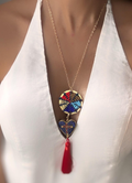 Collar borla roja.