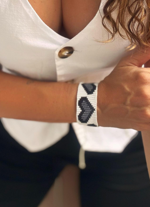 Manilla corazones grises.