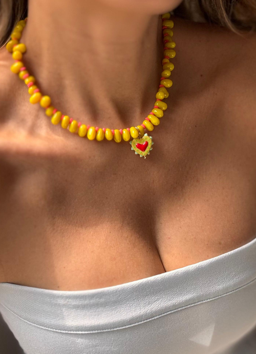 Collar amarillo.
