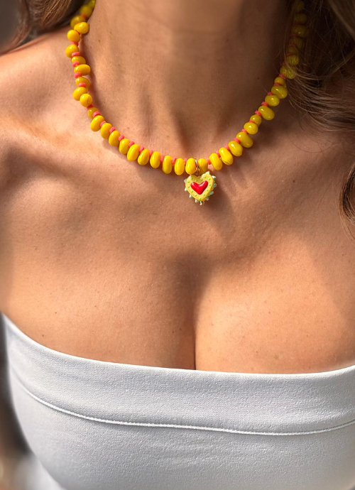 Collar amarillo.