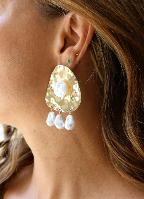 Arete martillado perla.