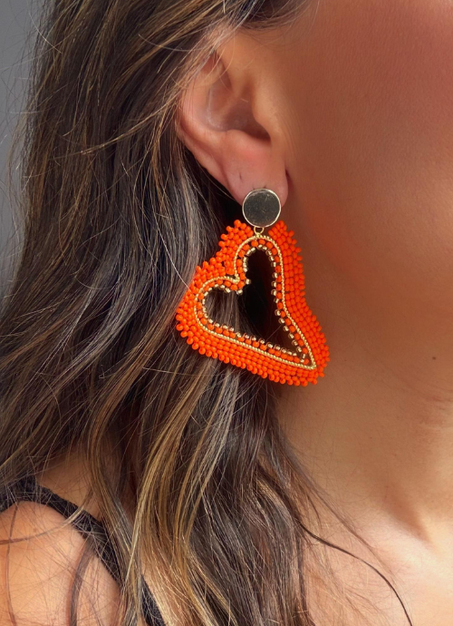 Arete tejido naranja.